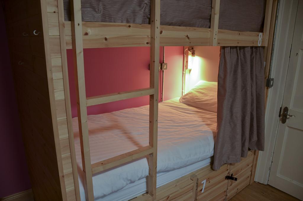 Posto Letto in Dormitorio Femminile con 6 Letti